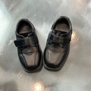 Black toddler dress shoes size 5, EUC